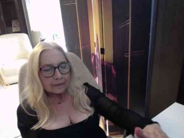 BlondeSofia webcam