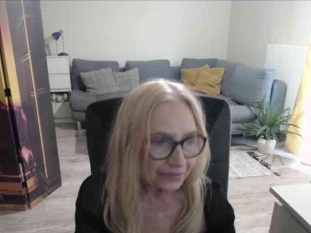 BlondeSofia webcam