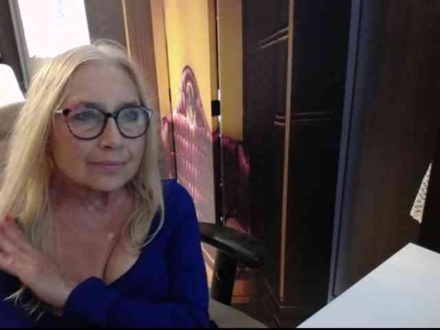 BlondeSofia webcam