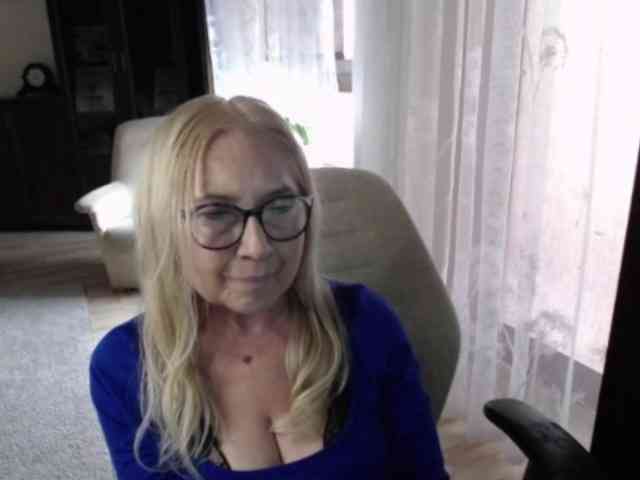 BlondeSofia webcam