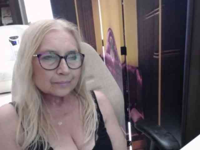 BlondeSofia webcam