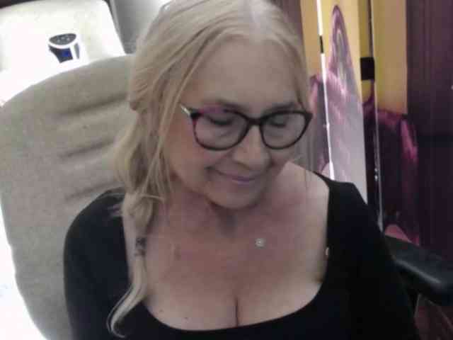BlondeSofia webcam