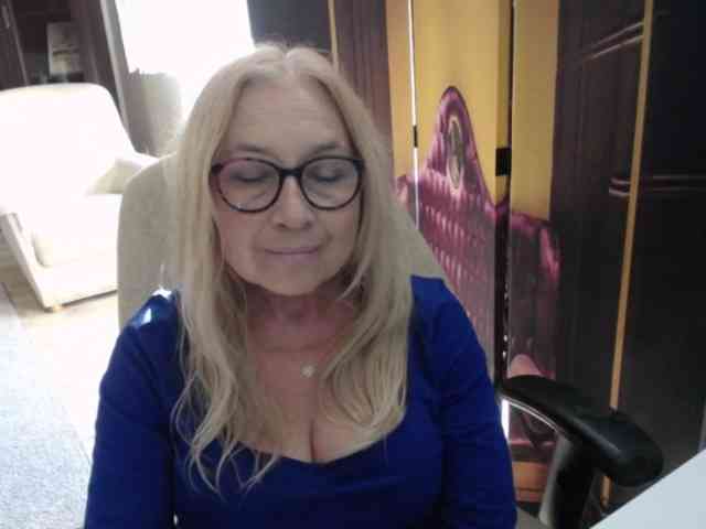 BlondeSofia webcam