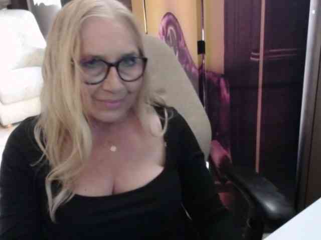 BlondeSofia webcam