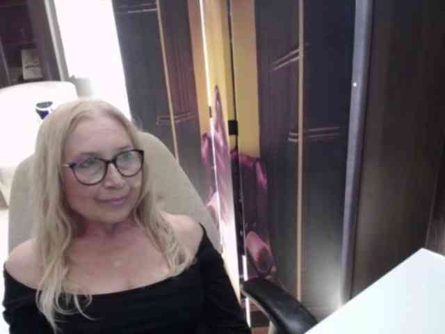 BlondeSofia webcam