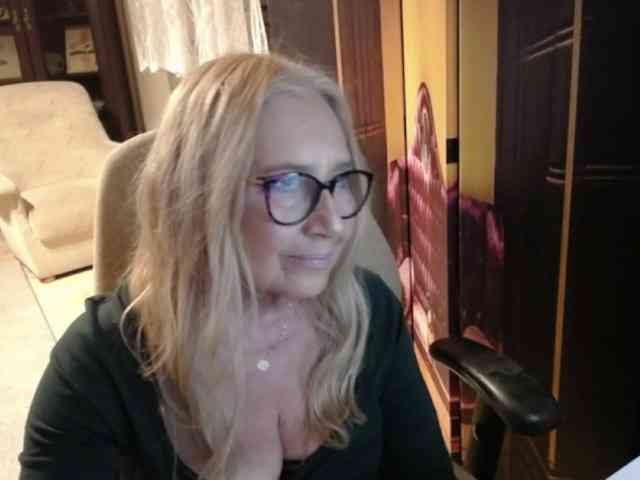 BlondeSofia webcam