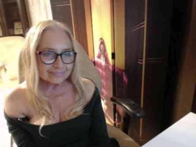 BlondeSofia webcam