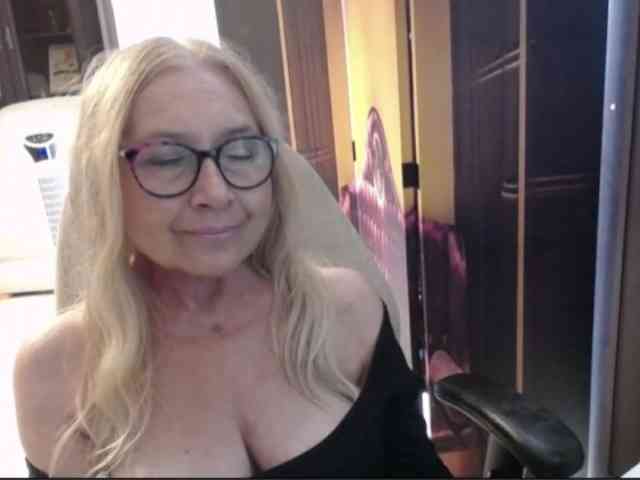 BlondeSofia webcam