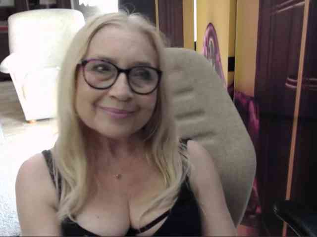 BlondeSofia webcam