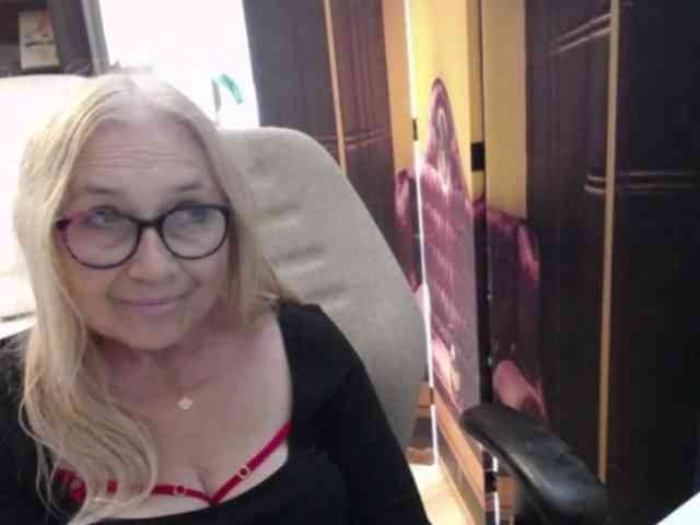 BlondeSofia webcam