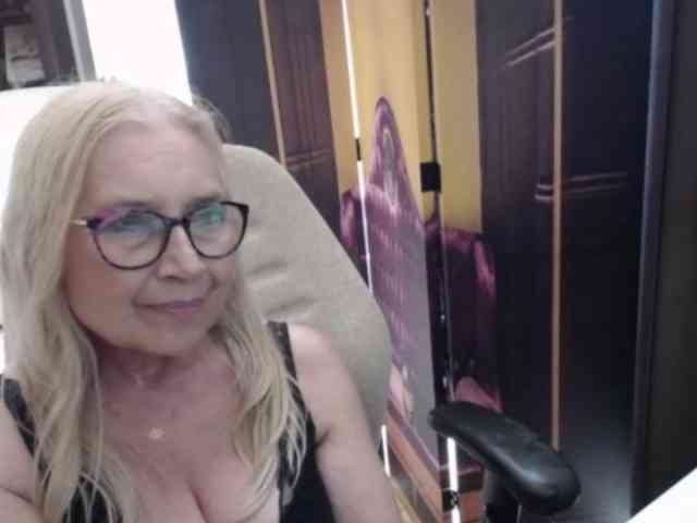 BlondeSofia webcam
