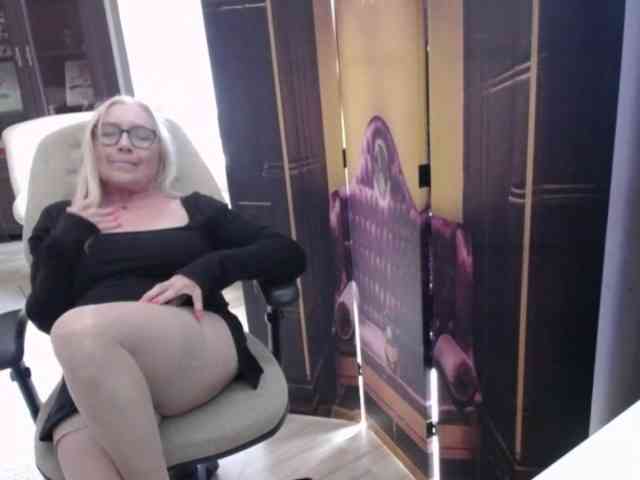 BlondeSofia webcam