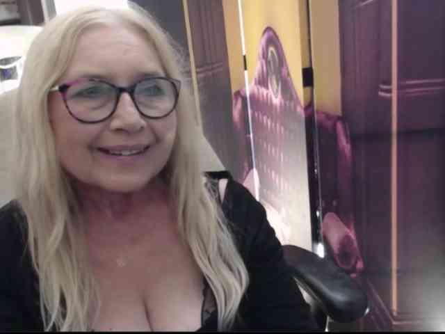 BlondeSofia webcam