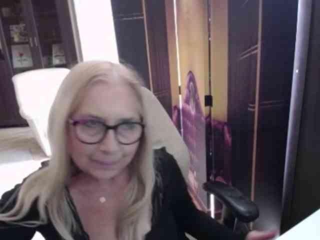 BlondeSofia webcam