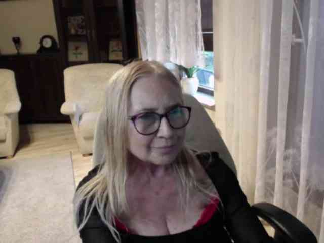 BlondeSofia webcam
