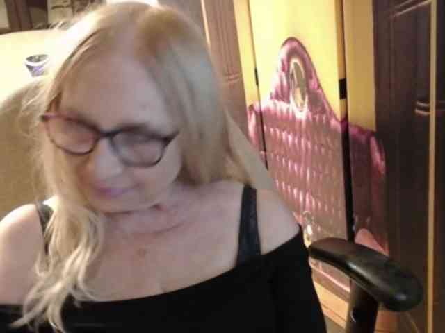 BlondeSofia webcam