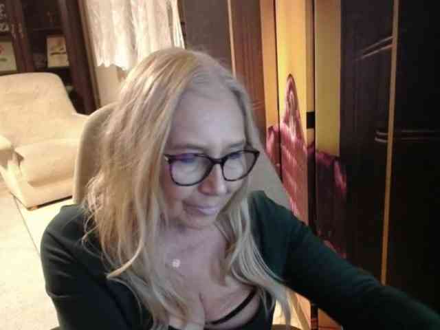 BlondeSofia webcam