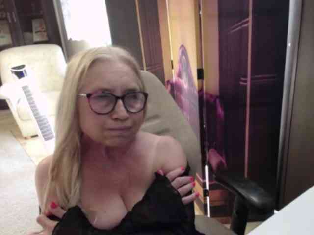BlondeSofia webcam