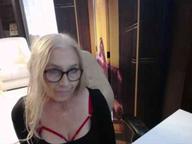 BlondeSofia webcam