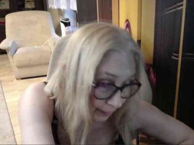 BlondeSofia webcam