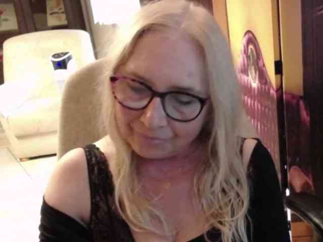 BlondeSofia webcam