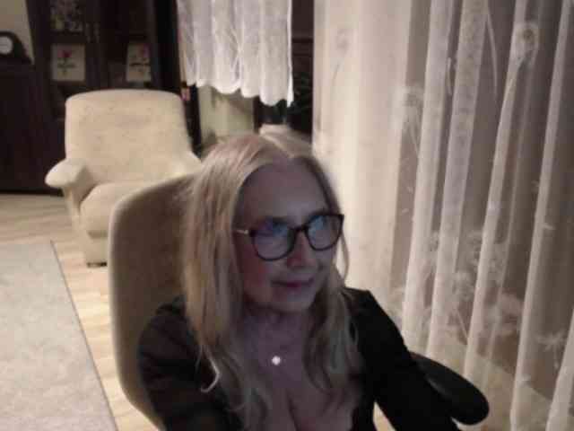 BlondeSofia webcam
