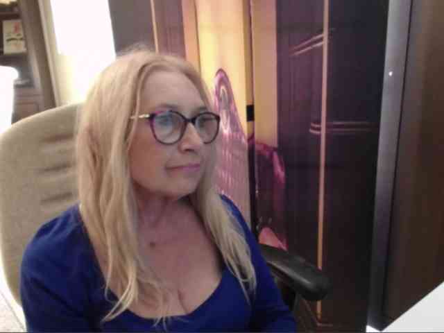 BlondeSofia webcam