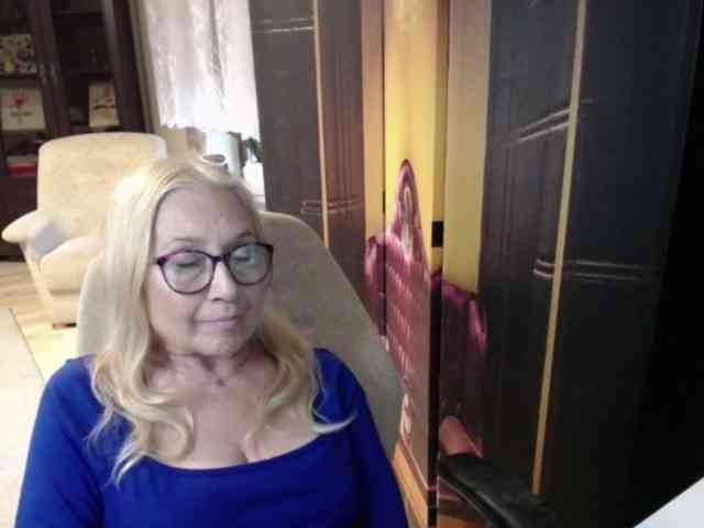 BlondeSofia webcam