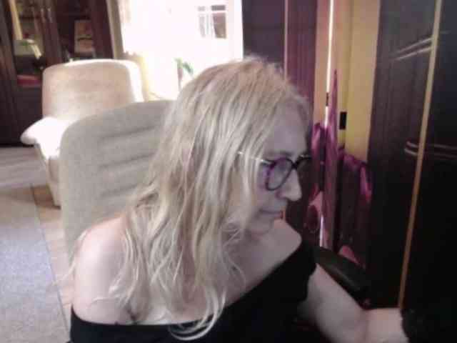 BlondeSofia webcam