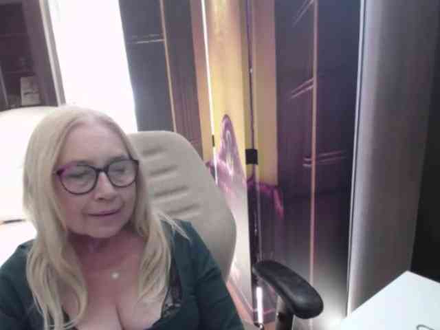 BlondeSofia webcam