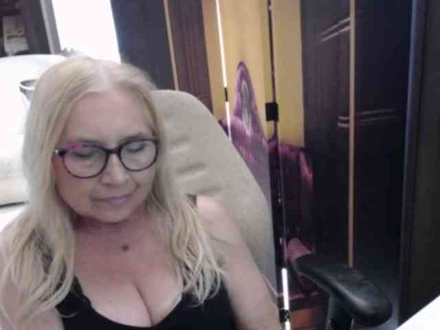 BlondeSofia webcam