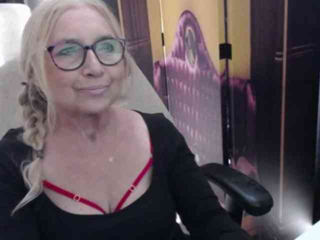 BlondeSofia webcam