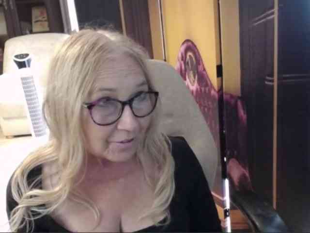 BlondeSofia webcam