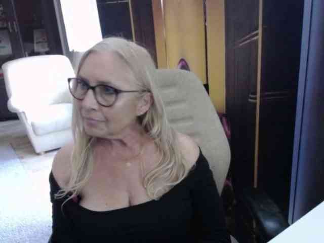 BlondeSofia webcam