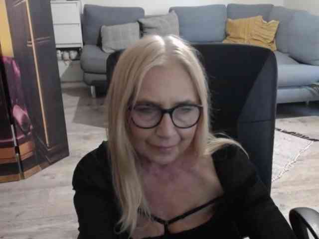 BlondeSofia webcam