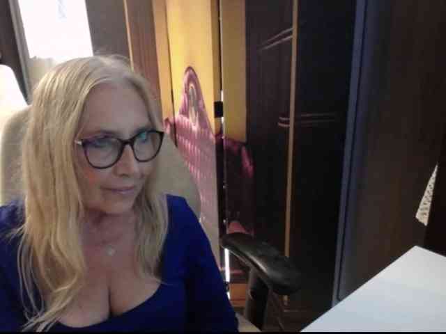 BlondeSofia webcam