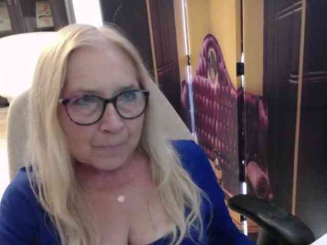 BlondeSofia webcam