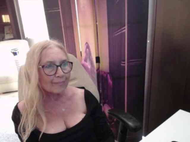BlondeSofia webcam