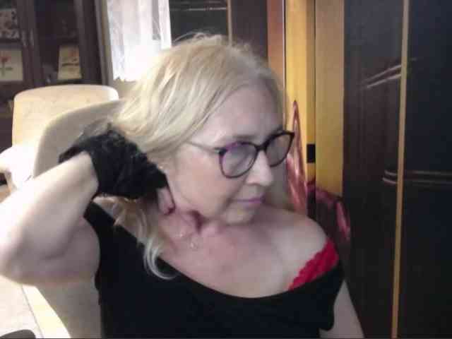 BlondeSofia webcam