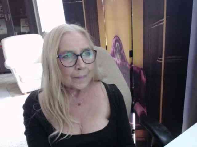 BlondeSofia webcam