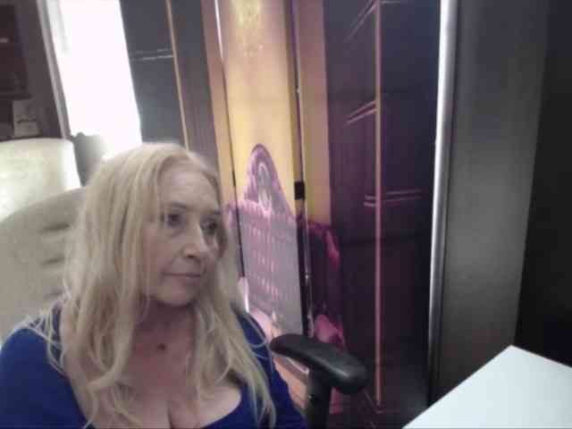 BlondeSofia webcam