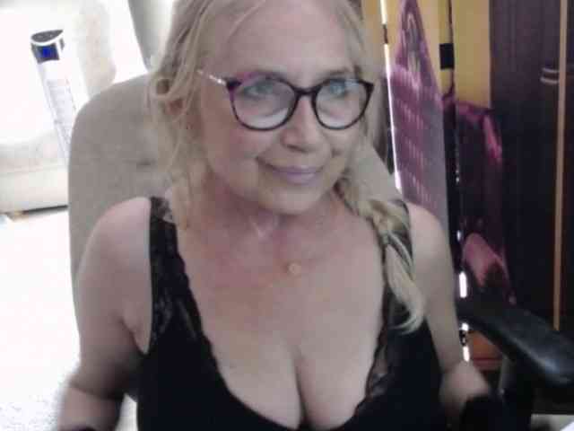 BlondeSofia webcam