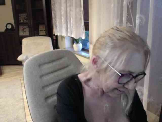 BlondeSofia webcam