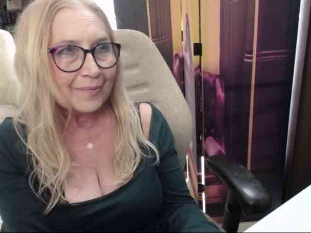 BlondeSofia webcam