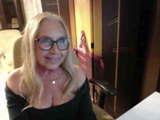 BlondeSofia webcam