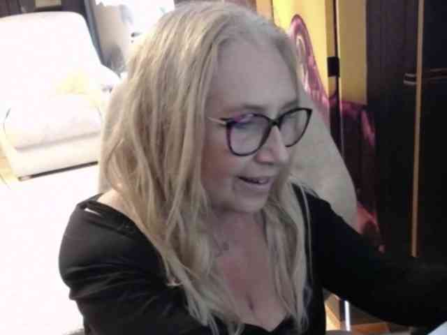 BlondeSofia webcam