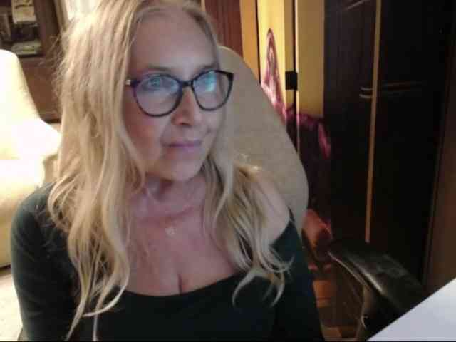 BlondeSofia webcam