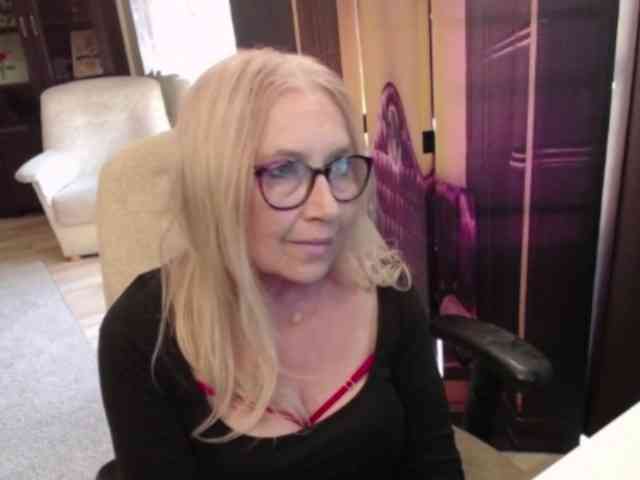 BlondeSofia webcam