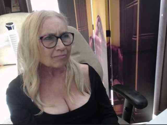 BlondeSofia webcam