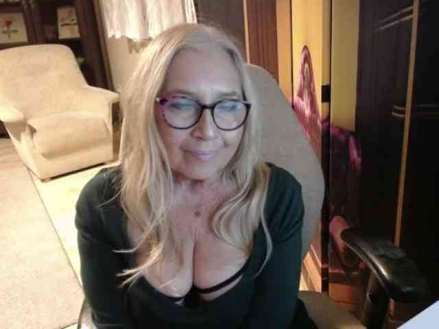 BlondeSofia webcam
